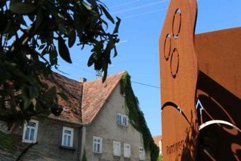 Stele beim Parkplatz Gasthaus Löwen