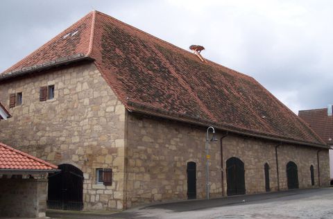 Kelter außen Vorne mit Storchennest