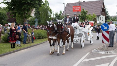 001 Der Festzug beginnt um 14 Uhr