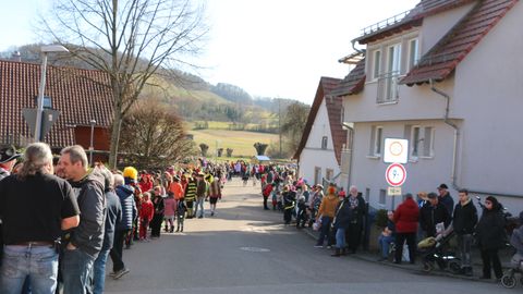 Warten auf die Böllerschüsse des Schützenvereins Stetten