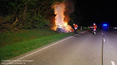 02.05.2012 – Autofahrerin schwer verletzt, PKW brennt vollständig aus