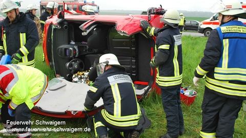 09.05.2017 – PKW kommt von der Fahrbahn ab und überschlägt sich.
