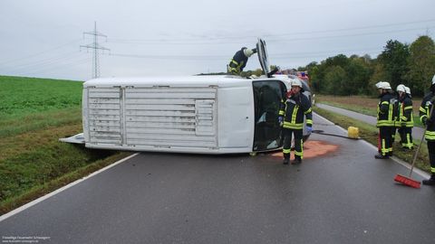 19.10.2019 – Lieferwagen überschlägt sich