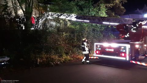 13.10.2021 – Person nach Treppensturz mit Drehleiter gerettet