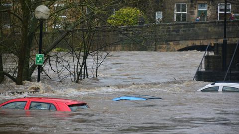 Autos sind vom Hochwasser eingeschlossen und überflutet