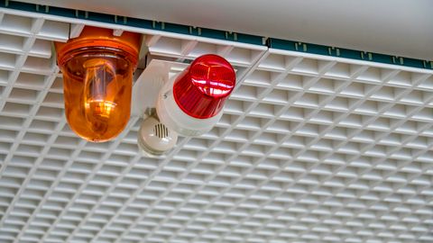 Warnblinkanlage und Sirene an einer Zimmerdecke