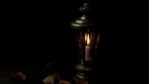 Eine Kerze sorgt bei Stromausfall für notdürftige beleuchtung