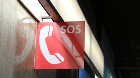 Notruf-Zeichen an einer Hauswand